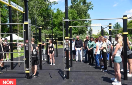 Die Outdoor Fitnessgeräte sind zumeist aus Edelstahl gefertigt.